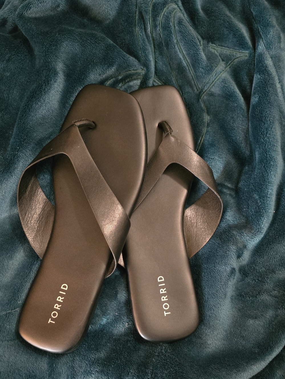 torrid Black Leather Crossover Toe-Loop Sandals